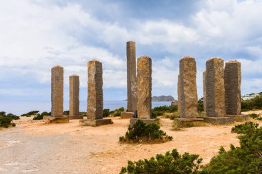 Stonehenge 'in Ibiza versiyonu, adı Zaman ve Uzay, bulutlu bir bahar gününde fotoğraflandı. 13 büyük bazalt sütun heykeli Cirque de Soleil 'in sahibi Guy Laliberte tarafından finanse edilmektedir. İbiza 'nın güneybatısında Cala Llenta' ya yakın bir yere yerleştirilmişlerdir. 