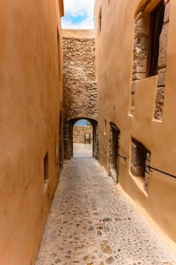 İbiza 'nın İbiza kentindeki UNESCO Dünya Mirasları listesinde yer alan eski Dalt Vila köyünün içindeki küçük dar kırsal sokak. Sokak çok eski ve büyük, eski tuğla duvarlarla çevrili. Dalt Vila 2500 yaşın üzerinde..