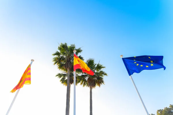 Spanien Och Lokala Ibiza Flaggor Viftar Försiktigt Vinden Vid Stranden — Stockfoto