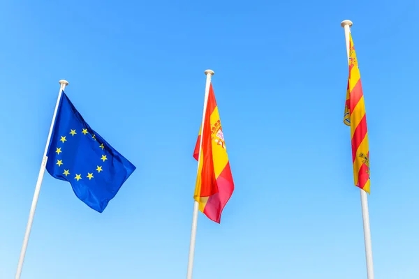 Spanien Och Lokala Ibiza Flaggor Viftar Försiktigt Vinden Vid Stranden — Stockfoto