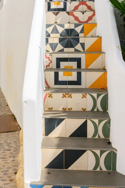 Belles Tuiles Colorées Sur Escalier Étroit Dalt Vila Dans Ville Photo De Stock