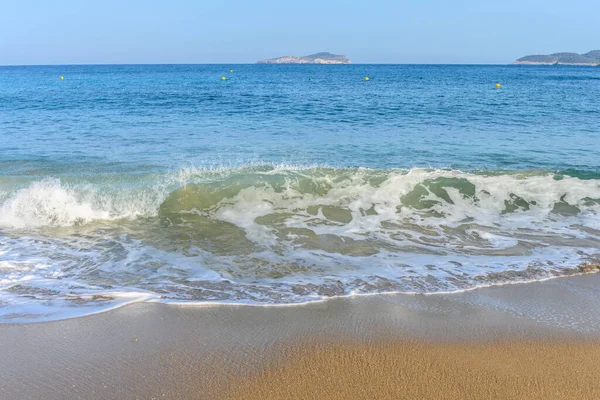 Kis Hullámok Zuhantak Cala San Vicente Partjainál Ibiza Északi Részén Stock Kép