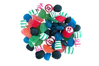 Etrafında küçük bir fotokopi alanı olan bir yığın şeker damlası beyaz bir zemine yayılmış. Genel Görünüm