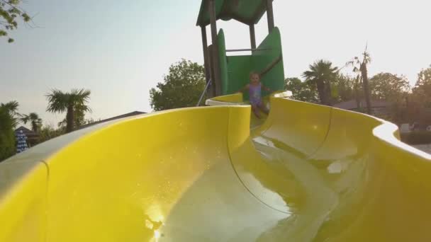Roztomilé Malé Děvče Klouzající Malé Žluté Tobogánu Bazénu Kempu Bella — Stock video