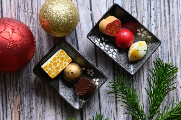 각각의 맛있는 초콜릿의 공간과 소박한 배경에 주위에 크리스마스 로열티 프리 스톡 이미지