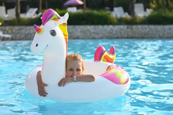 Menina Pequena Bonito Jogando Uma Piscina Com Brinquedo Unicórnio Inflável Fotos De Bancos De Imagens Sem Royalties