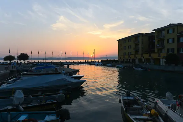 아름다운 저녁에 롬바르디아 이탈리아의 가르다 호수에 Sirmione의 도시에 다채로운 로열티 프리 스톡 이미지
