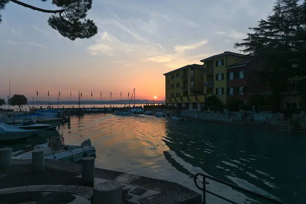 Färgglad Solnedgång Över Staden Sirmione Vid Gardasjön Lombardiet Italien Vacker Stockbild
