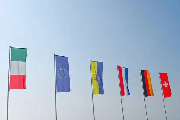 Італійські Українські Німецькі Швейцарські Французькі Європейські Прапори Махають Вітрі Прекрасний Ліцензійні Стокові Зображення