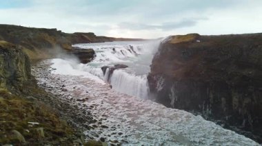 İzlanda 'nın Altın Çember turizm bölgesindeki ünlü Gullfoss şelalesinin stok videosu. Gullfoss İzlanda 'nın en büyük şelalelerinden biridir. Hvit nehri şelaleden akıyor. Yavaş çekim videosu