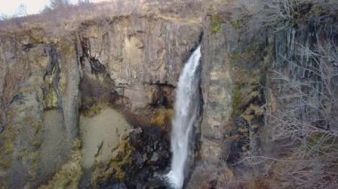 Güney İzlanda 'da Magnusarfoss adında küçük bir şelale. Bu daha az bilinen ama hala güzel bir şelaledir, Skaftafell bölgesinde, büyük Vatnajkull Ulusal Parkı 'nda. Bugün erken bir bahar günü. Yavaş çekim videosu