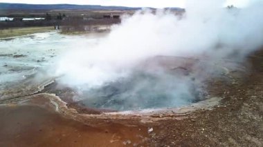 İzlanda 'nın en ünlü sıcak su gayzeri kaynıyor ve püskürmeyi bekliyor. Geyşam 60 metreye kadar kaynar su fırlatabilir.