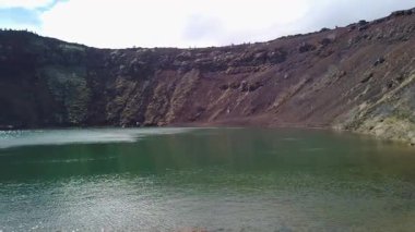 Güney İzlanda 'daki Grimsnes bölgesindeki Kerid volkanik kraterinin dibinde yavaş çekim gösterimi. Bu jeolojik mucize 6500 yaşında ve İzlanda 'nın en tanınan kraterlerinden biridir. Yavaş çekim videosu