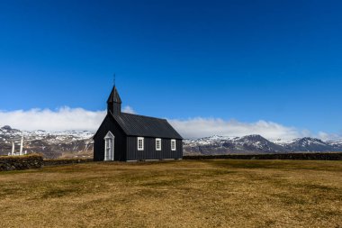 Budakirkja Kilisesi, Budir, Snaefellsnes Yarımadası, İzlanda. 21 Nisan 2025. Ünlü, resimli Budakirkja kilisesinin editör tablosu. Burası İzlanda 'nın en ünlü kiliselerinden biridir. Boyutu, rengi ve dağ çuvalı nedeniyle.