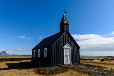 Budakirkja Kilisesi, Budir, Snaefellsnes Yarımadası, İzlanda. 21 Nisan 2025. Ünlü, resimli Budakirkja kilisesinin editör tablosu. Burası İzlanda 'nın en ünlü kiliselerinden biridir. Boyutu, rengi ve dağ çuvalı nedeniyle.
