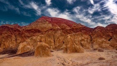 Kil ve kumdan dağlar.