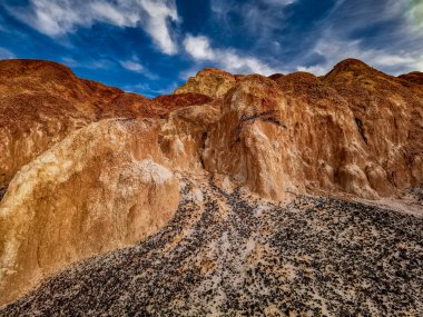 Kil ve kumdan dağlar.