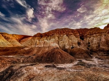 Kil ve kumdan dağlar.
