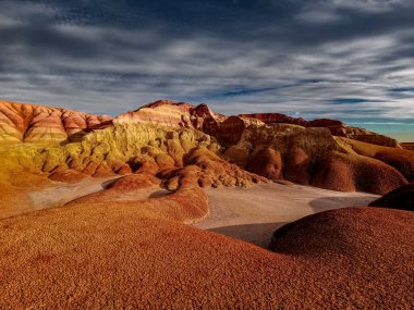 Kil ve kumdan dağlar.