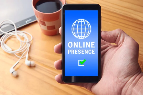 Çevrimiçi varlık raporuyla ekranda olumlu sonuçlar gösteren bir erkek cep telefonu. Güçlü çevrimiçi varlık kavramı, arama motoru optimizasyonu ve dijital pazarlama.