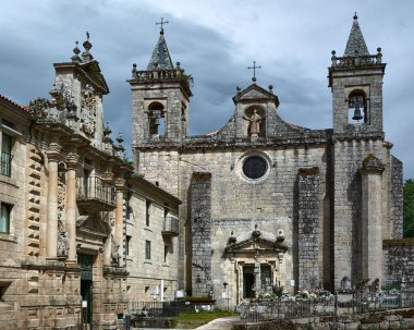 İspanya 'nın Galiçya eyaleti Ourense' de bulunan Santo Estevo de Ribas del Sil Manastırı 'nın ön cephesi.