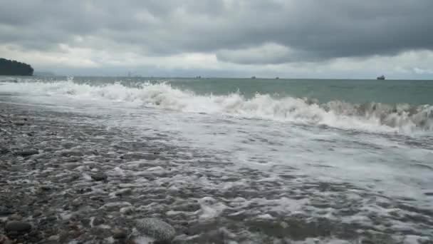 Beginning Storm Shore Waves Run Pebbly Shore — 비디오