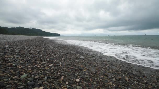 风暴在岸上的开始 浪涌上卵石般的海岸 — 图库视频影像