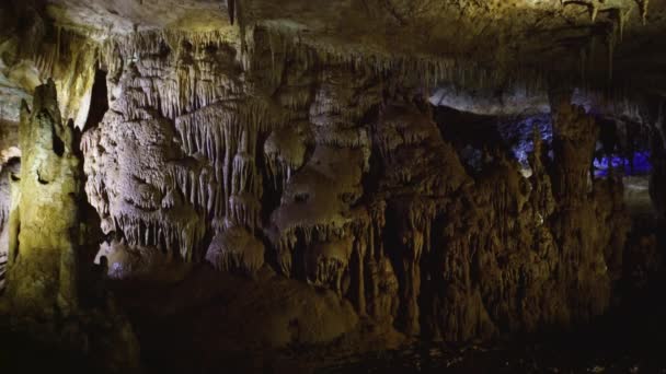 人工光に照らされた地下洞窟の美しい景色 — ストック動画