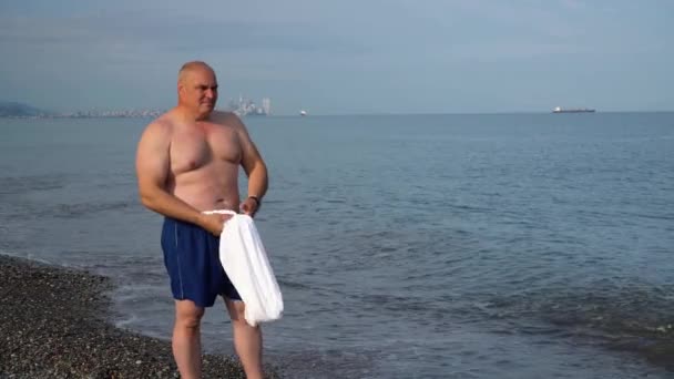 Muž Ručníkem Dívá Moře — Stock video