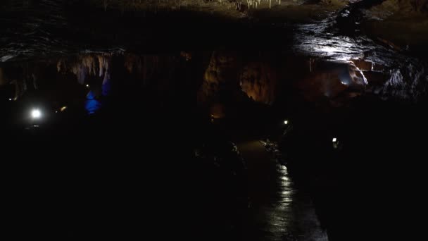Σταλακτίτες Και Σταλαγμίτες Στο Σπήλαιο Προμηθέας Της Γεωργίας — Αρχείο Βίντεο