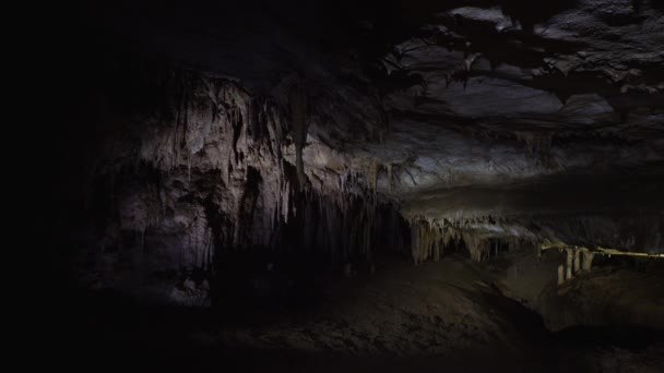 Stalaktiten Und Stalagnite Der Prometheus Höhle Georgia — Stockvideo