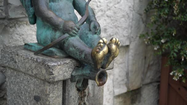 Estátua Menino Descalço Jarro Bronze Com Água Corrente Geórgia Batumi — Vídeo de Stock