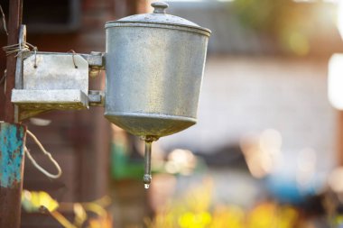El yapımı metal retro lavabo..