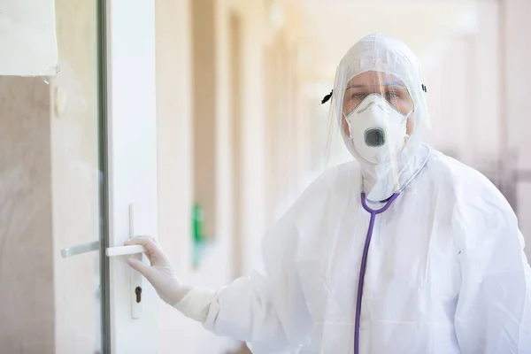 Lekarz Kombinezonie Ochronnym Podczas Epidemii Pandemia Koronawirus — Zdjęcie stockowe