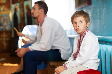 Kilisede işlenmiş gömlekli küçük bir Belaruslu ya da Ukraynalı çocuk..