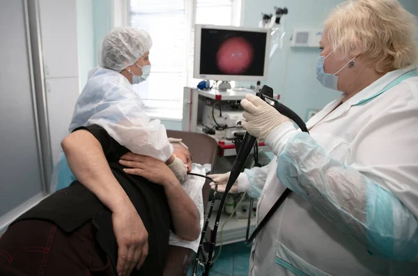 Kobieta Lekarz Trzyma Endoskop Podczas Gastroskopii Dla Pacjenta Szpitalu Gabinet — Zdjęcie stockowe