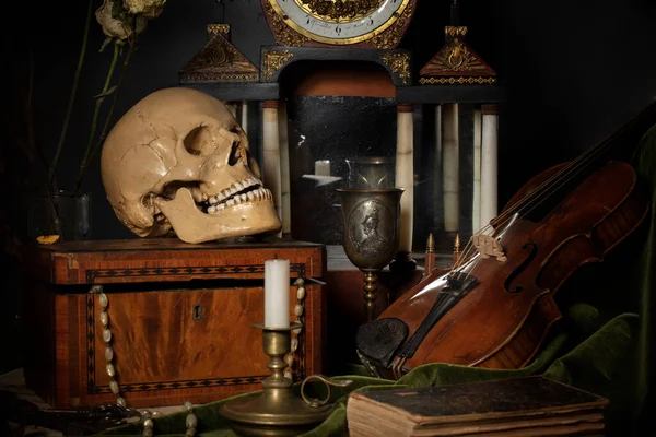 네덜란드의 배경의 두개골 바이올린 열쇠가 사람의 — 스톡 사진