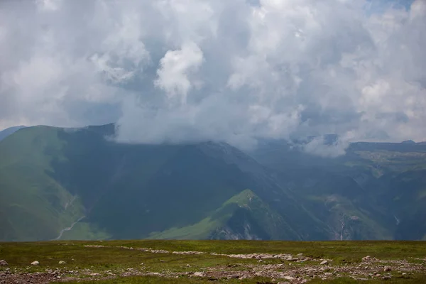 Ψηλά Βουνά Χαμηλά Σύννεφα Ορεινό Τοπίο Βουνά Της Γεωργίας — Φωτογραφία Αρχείου