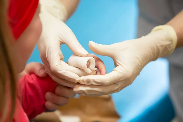 Läkarens Händer Plåstrar Det Ömma Fingret Med Ett Förband Barnet — Stockfoto