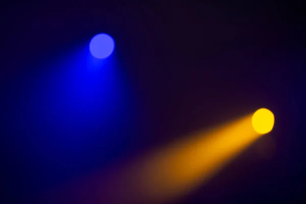Narancssárga Fénysugarak Színpadi Reflektorfények Egy Sötétkék Háttér Megvilágítása Színpadon — Stock Fotó