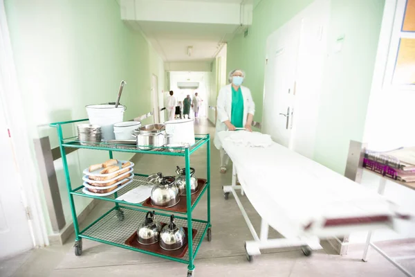 Korytarzu Szpitala Jest Wózek Jedzeniem Dla Chorych — Zdjęcie stockowe
