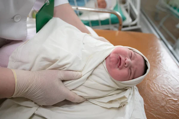 Νεογνολογία Ένα Νεογέννητο Ειδική Θερμοκοιτίδα Ιατρικό Προσωπικό Που Φροντίζει Νεογέννητο — Φωτογραφία Αρχείου