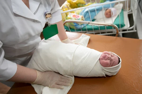 Νεογνολογία Ένα Νεογέννητο Ειδική Θερμοκοιτίδα Ιατρικό Προσωπικό Που Φροντίζει Νεογέννητο — Φωτογραφία Αρχείου
