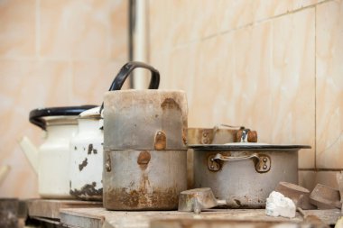 Eski paslı çanak çömlek ve çaydanlık.