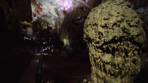 Σπήλαιο Σταλακτίτες Και Σταλαγμίτες Φωτισμένο Από Τεχνητό Φως — Αρχείο Βίντεο