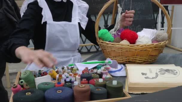 Women Hands Knit Woolen Fabric Ball Pink Threads Handmade Clothes — Vídeo de Stock