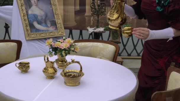 Жінка Розміщує Антикварну Золоту Послугу Чайному Столі Чайна Традиція — стокове відео