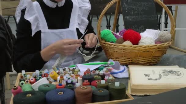 Women Hands Knit Woolen Fabric Ball Pink Threads Handmade Clothes — Vídeo de Stock