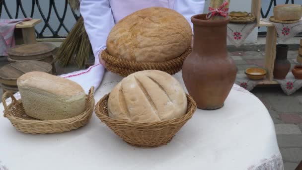 新鲜的自制脆面包 侧面观景 面团面包 无酵面包 — 图库视频影像