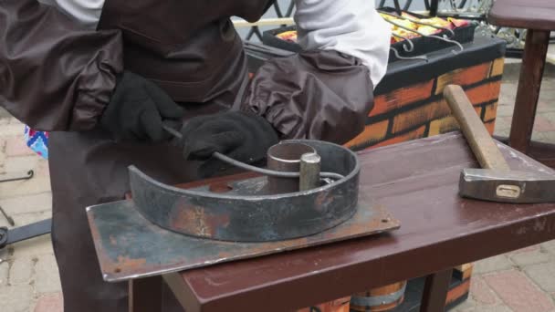 鍛冶屋の手は鉄の製品を作る 古代の工芸 — ストック動画